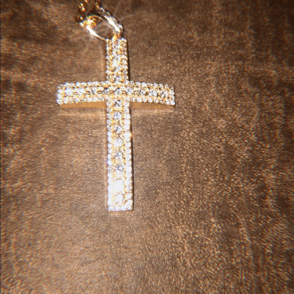 I’m selling a gold chain with diamonds